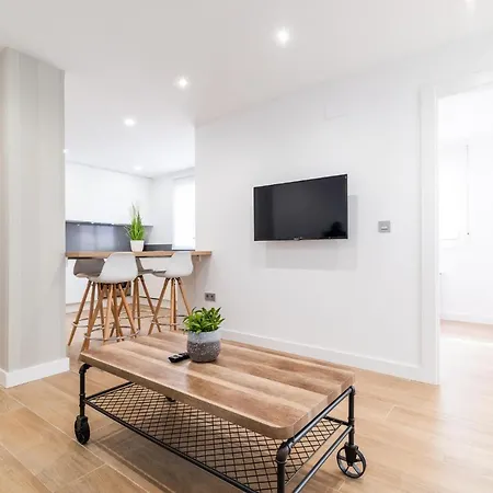Trendy And Bright Apartment-2
